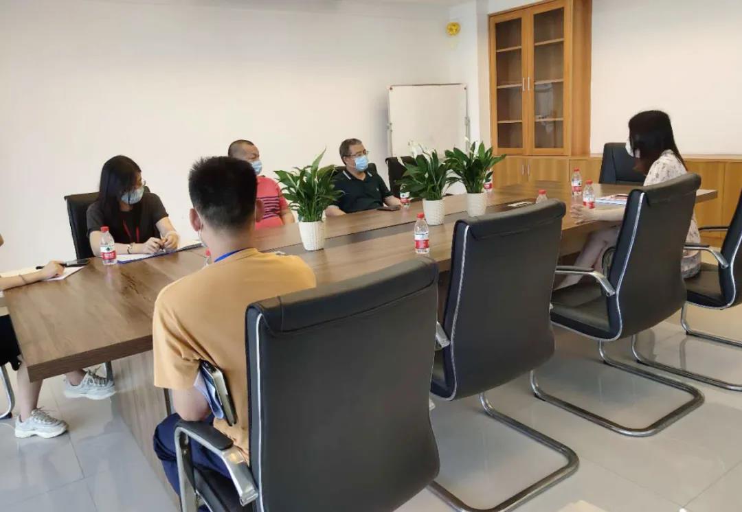 黨工委副書記、管委會(huì)副主任黃晨光一行領(lǐng)導(dǎo)蒞臨我司視察走訪(圖1)